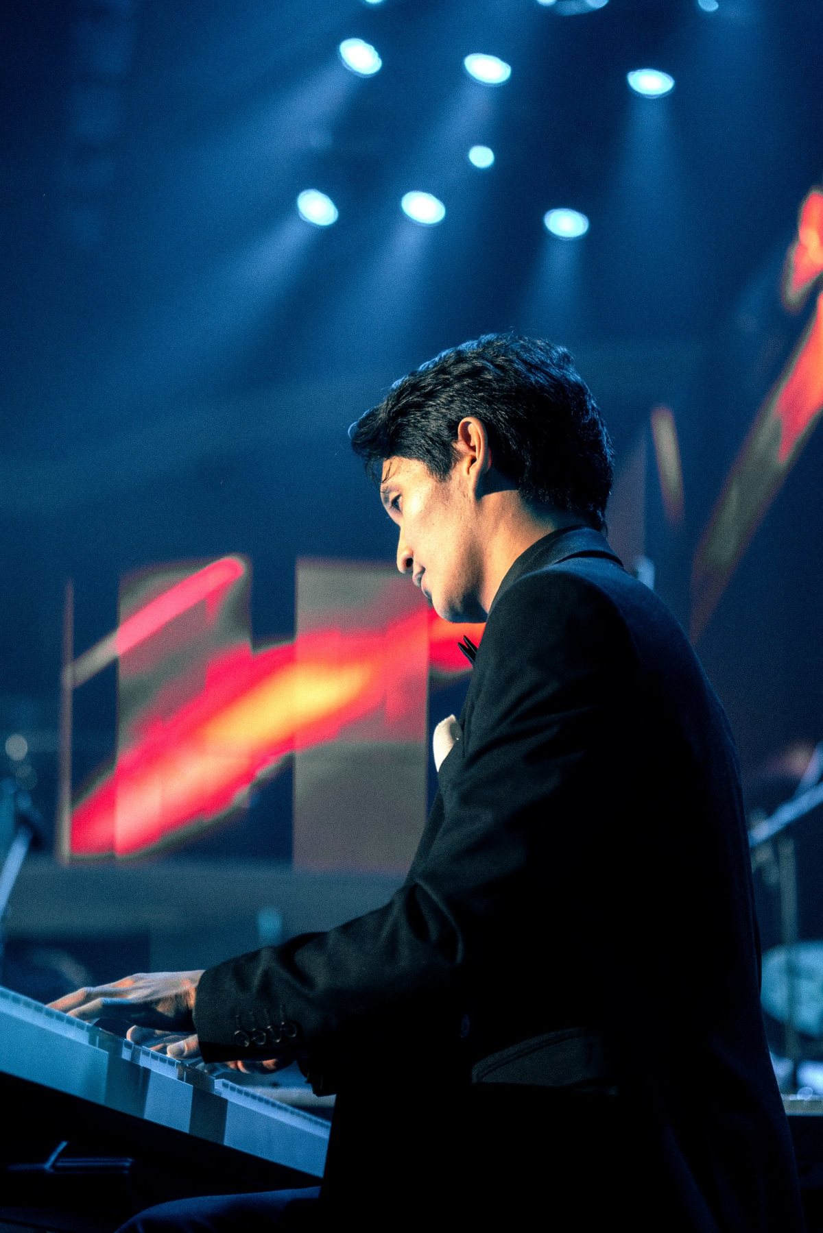Dodi Bayar performing on stage